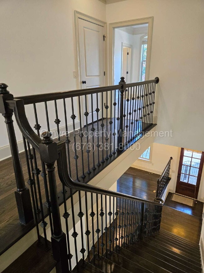 Building Photo - Gorgeous Townhouse near Ansley Mall!