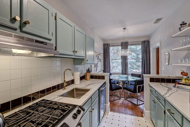 Building Photo - 518 Lamar Ave