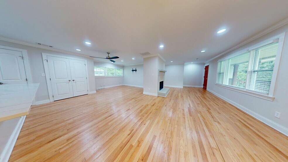Building Photo - Totally Updated Home on Oak Bowery