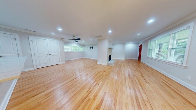 Building Photo - Totally Updated Home on Oak Bowery
