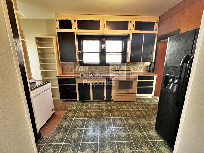 Building Photo - 908 E 3rd- 2 bed