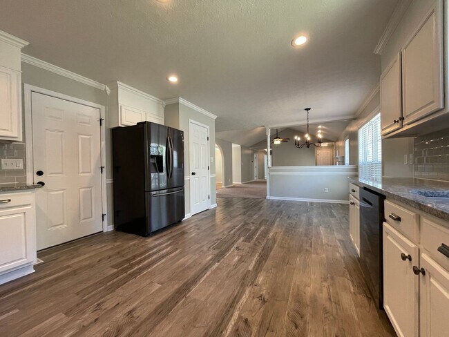 Building Photo - Immaculate and Move In Ready on Newport!