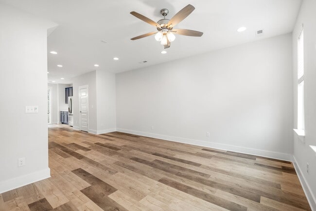 Building Photo - 642 W End Dr