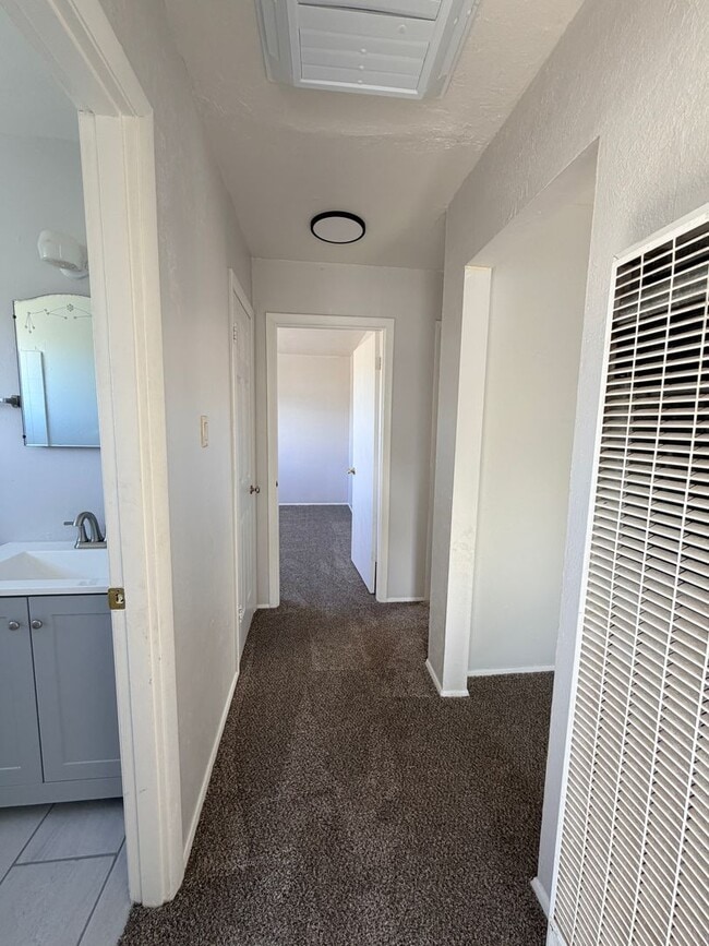 Building Photo - 402 E 18th St