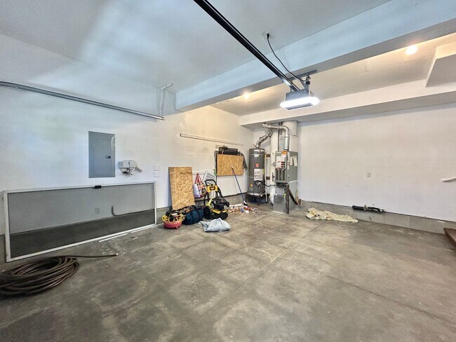 Building Photo - Spacious 4 Bed, 2.5 Bath House