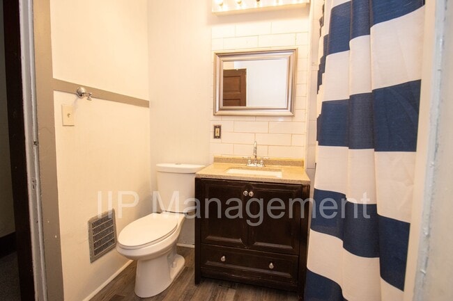 Building Photo - VOUCHERS ACCEPTED! LARGE 4 BEDROOM/2 BATHR...