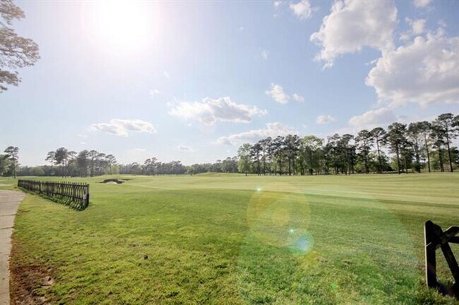 Building Photo - 3BD, 2BA condo with All Utilities included