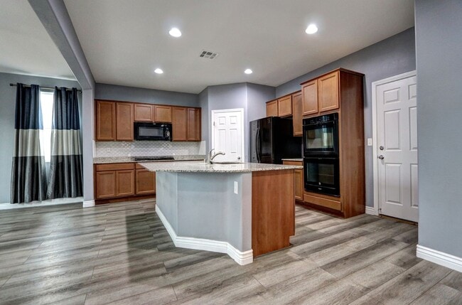 Building Photo - Immaculate 4 Bedroom Home