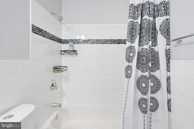 Building Photo - 900 E Tantallon Dr