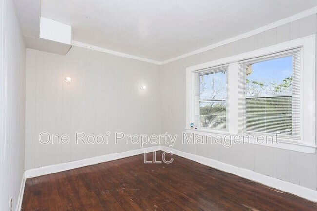 Building Photo - 3225 E 8th St