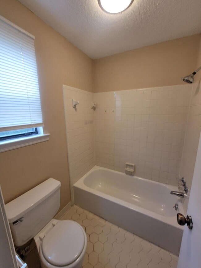 Building Photo - 117 Glenora Ct