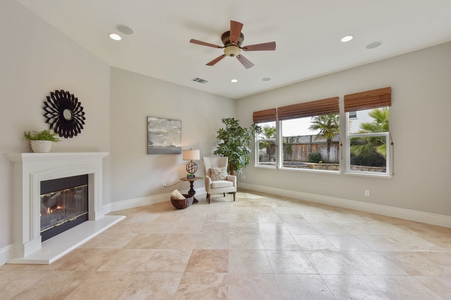 Building Photo - 4 Bed 5 Bath, Beautiful Home In Danville, With A Pool!