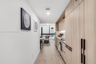 Building Photo - 225 N Miami Ave