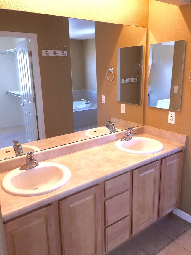 Building Photo - Stunning 4 Bedroom Home In Cross Creek area of Aurora