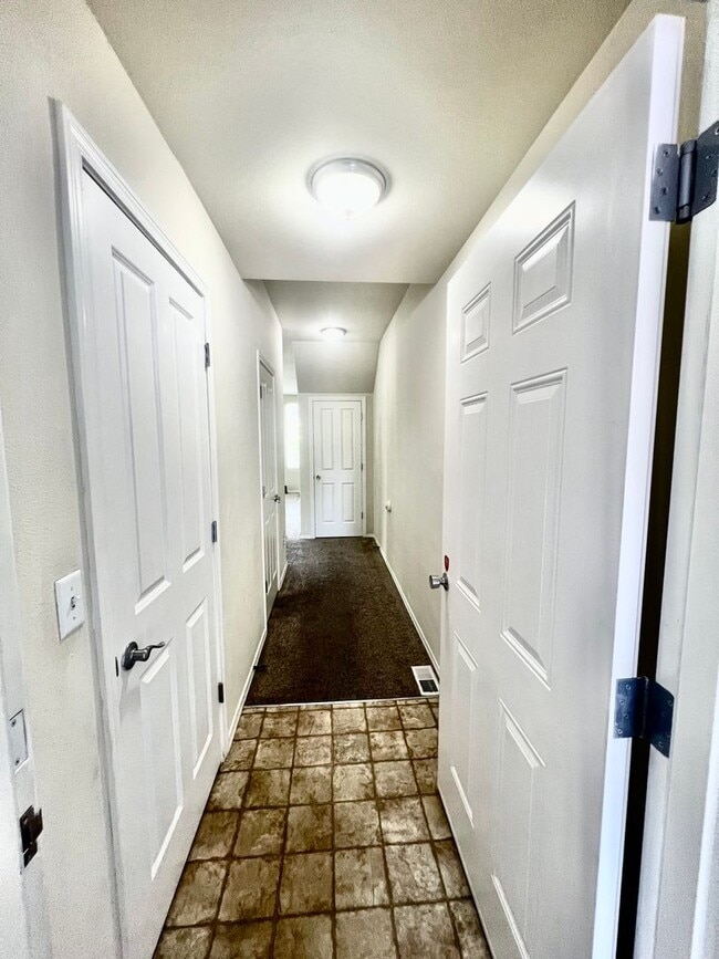Building Photo - Spacious Condo Available Now!