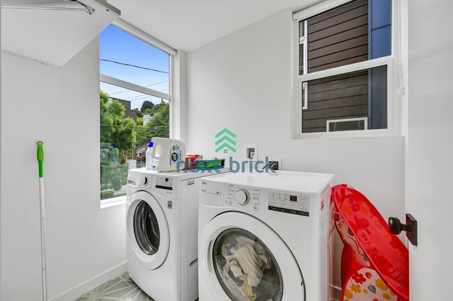 Building Photo - 2 BED & 2 BATH TOWNHOUSE FOR RENT