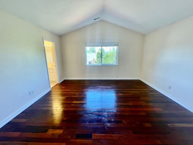 Building Photo - Stylish Bull Mountain Home – 3 Bed, 2.5 Ba...