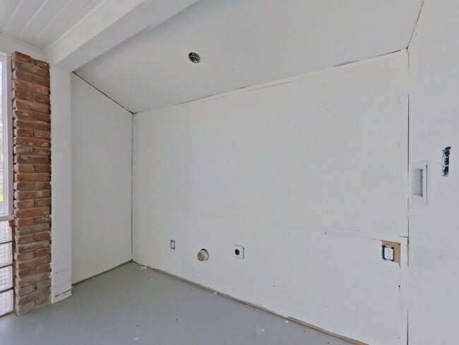 Building Photo - SUPER CUTE DUPLEX UNIT