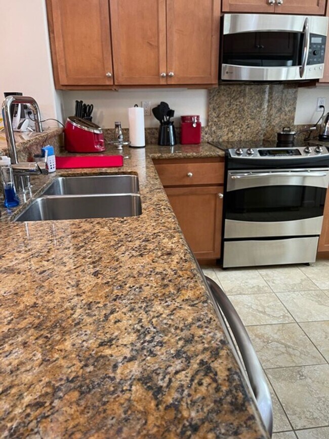 Building Photo - Gorgeous like new Premier condo in S. Kihe...