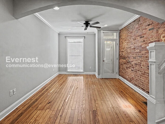 Building Photo - 4 Bed/3 Bath Townhome with In-Unit Laundry / Available Now!