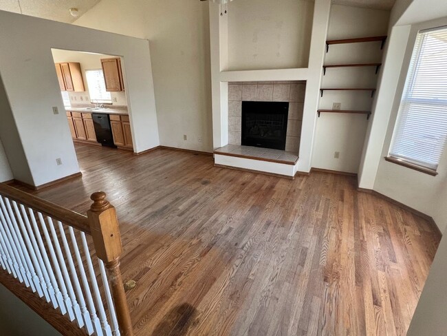 Building Photo - 6 MONTH LEASE - Spacious 4BD Home with 3-C...