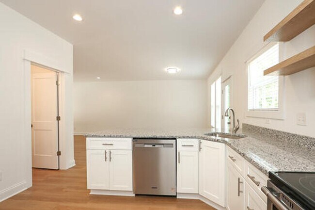 Building Photo - Luxury Townhouse in Sherrills Ford