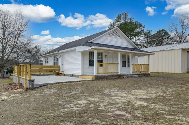 Building Photo - This beautifully renovated 3-bedroom, 2-ba...