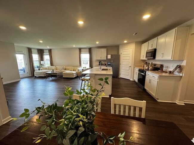 Building Photo - Beautiful 5 bedroom home available for rent
