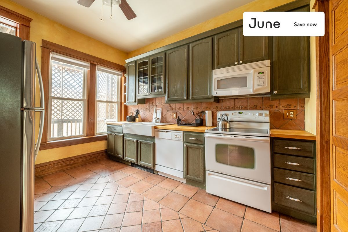 Building Photo - 3508 N Sheffield Ave