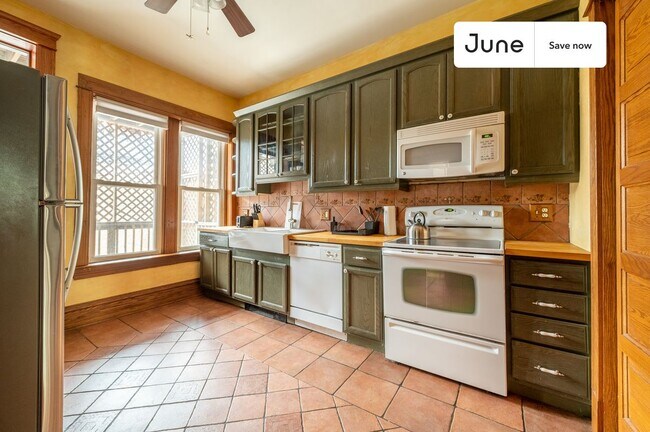 Building Photo - 3508 N Sheffield Ave