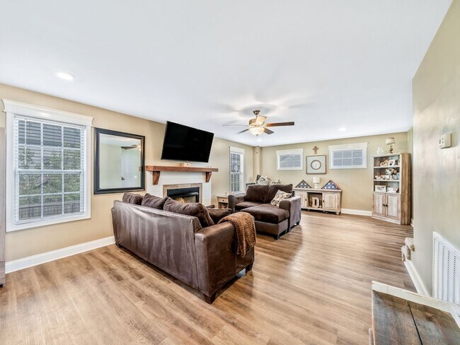 Building Photo - 543 Woodtrace Dr