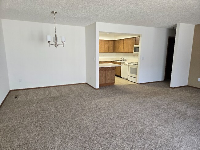 Building Photo - 6471 Hummingbird Ln