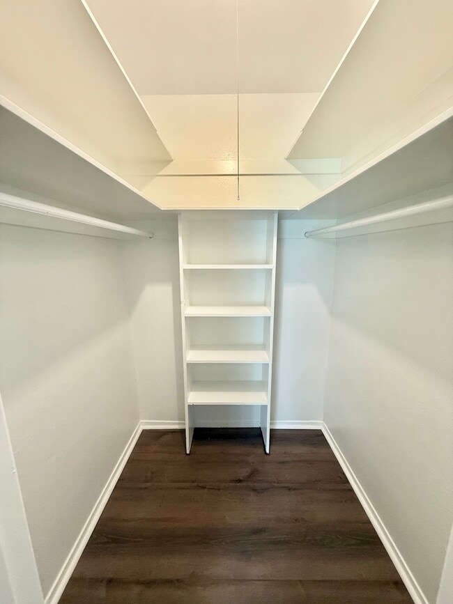 Building Photo - Newly renovated 2-bed/2-bath