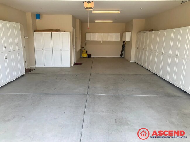 Building Photo - Beautiful 3 Bed, 2.5 Bath HOA Home with Fireplace & Modern Amenities