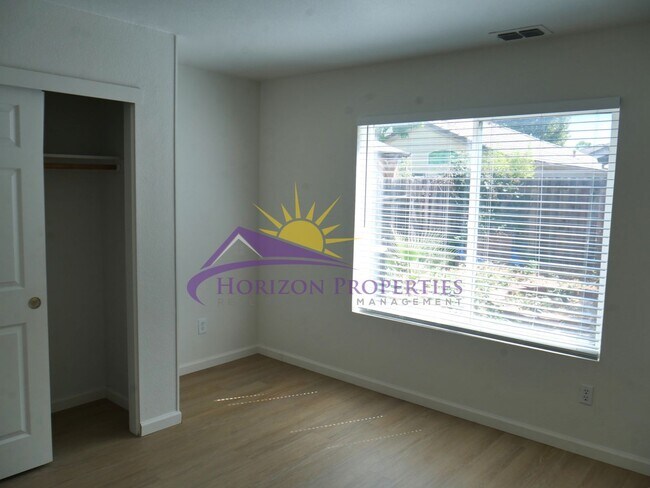 Building Photo - Two Story 4 Bed 3 Bath 1,863sqft Elk Grove Home in Laguna Park