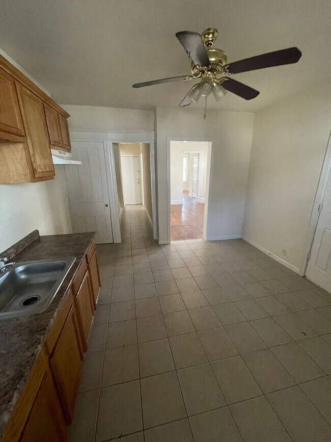 Building Photo - Noble Ave. 1024-1026