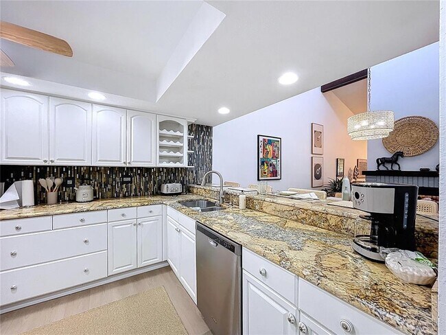 Building Photo - 4646 La Jolla Dr