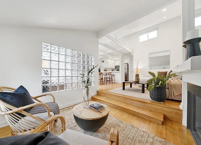 Building Photo - Cool Sunset Beach pad Only 5 min Walk from...