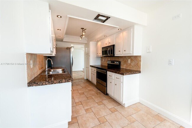 Building Photo - 18011 Biscayne Blvd