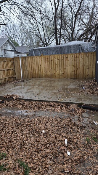 Patio with privacy fence - 3100 Montana Ave