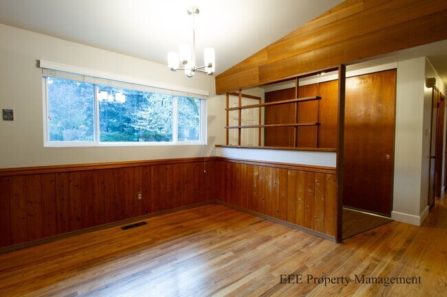 Building Photo - Bellevue Home in Phanton lake Area