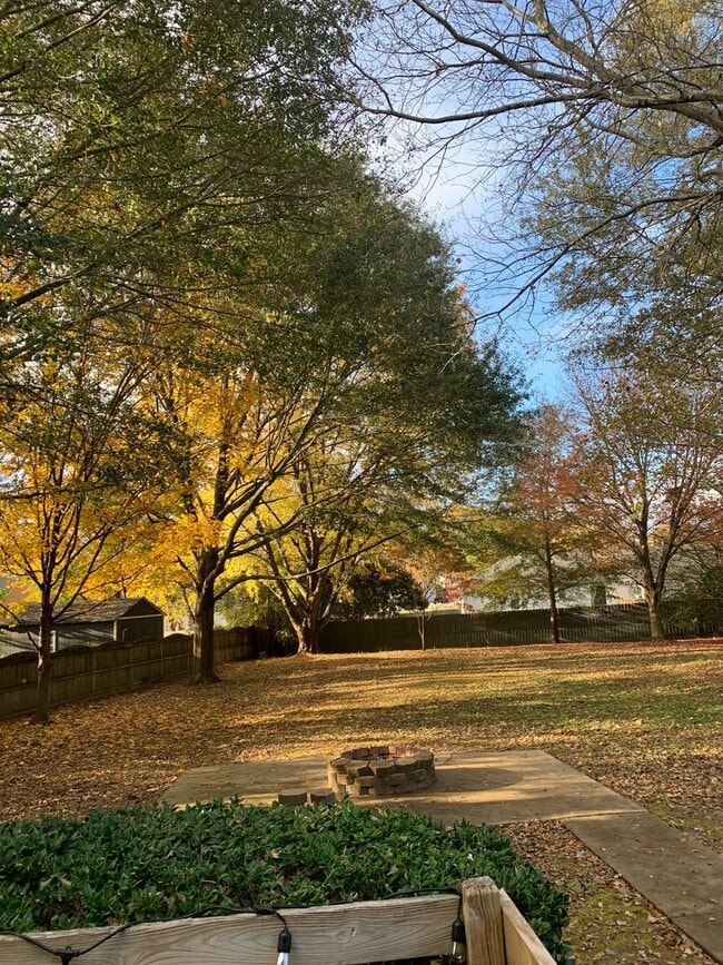 Building Photo - Spacious 3/3 Available For Move In Now