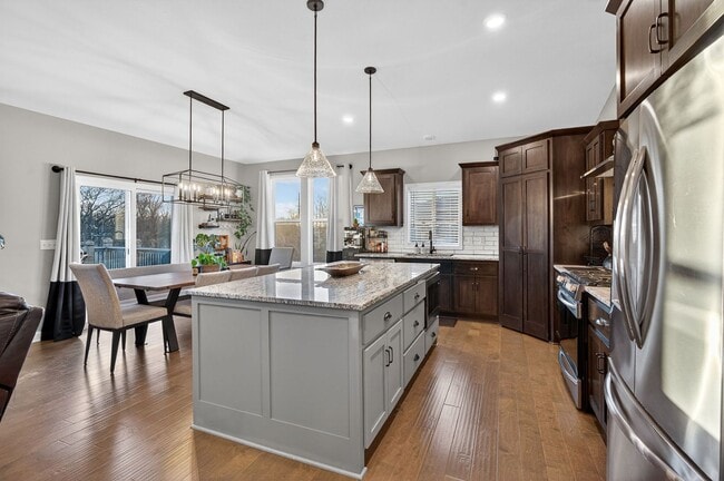 Building Photo - 4 Bed 3 Bath Home | Finished Basement, 2nd Kitchen, Private Backyard | Lee’s Summit