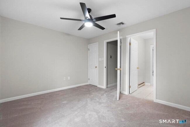 Building Photo - 815 S Pine Creek Rd