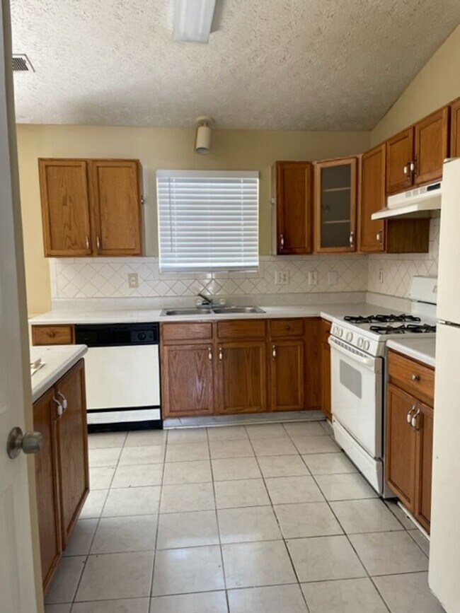 Building Photo - 2110 Lown Farm Ln