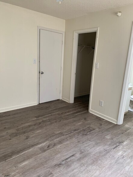 Building Photo - Room in Condo on Carlton Ave