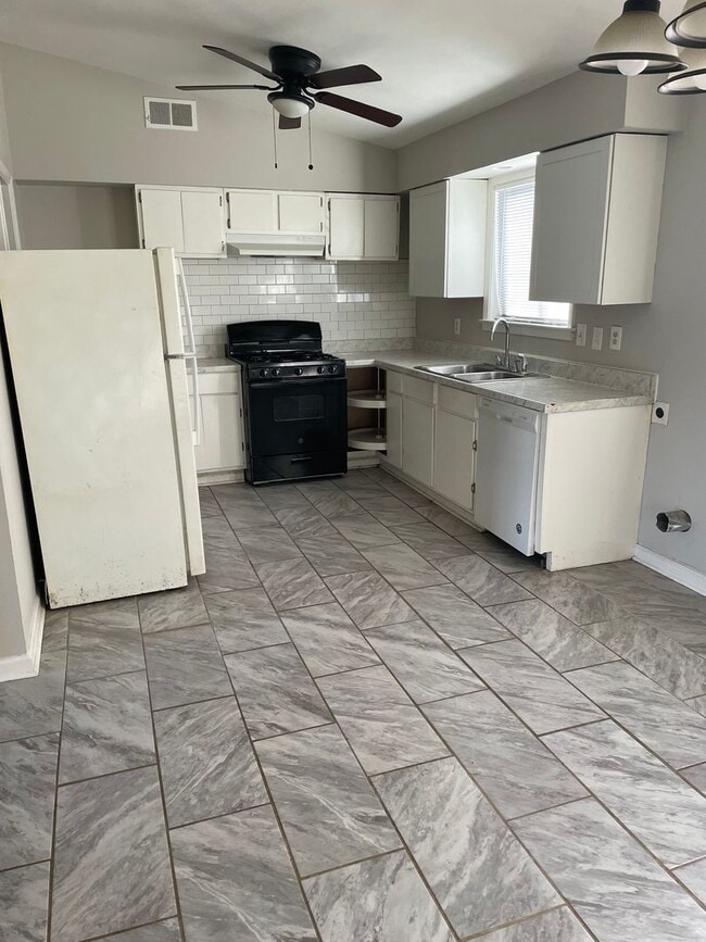 Building Photo - 3BR 1BA Home w/ Fenced Backyard & Patio • Stove-Ready Kitchen • Carport in Memphis