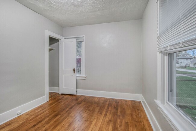 Building Photo - 548 Dayton Ave