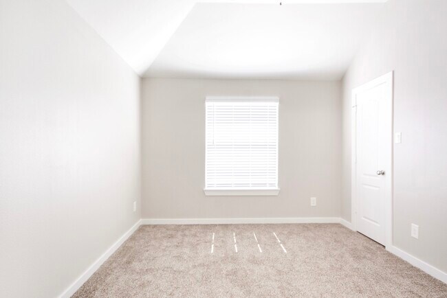 Building Photo - 28243 Chalet Park Dr