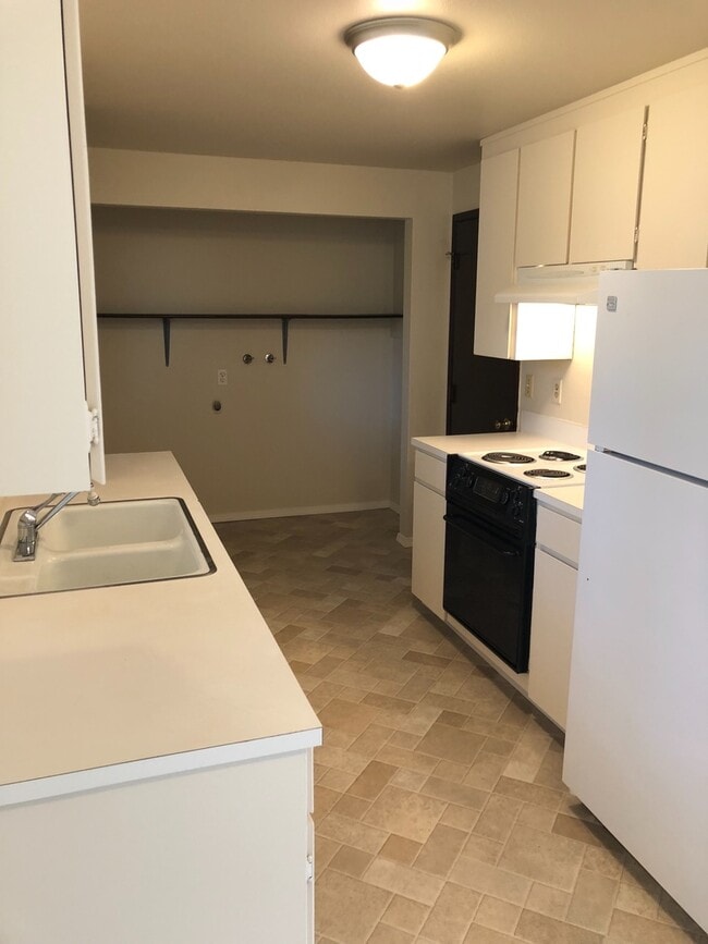 Building Photo - Clean & Move-In Ready 2-Bedroom Home with Garage and Large Fenced Yard